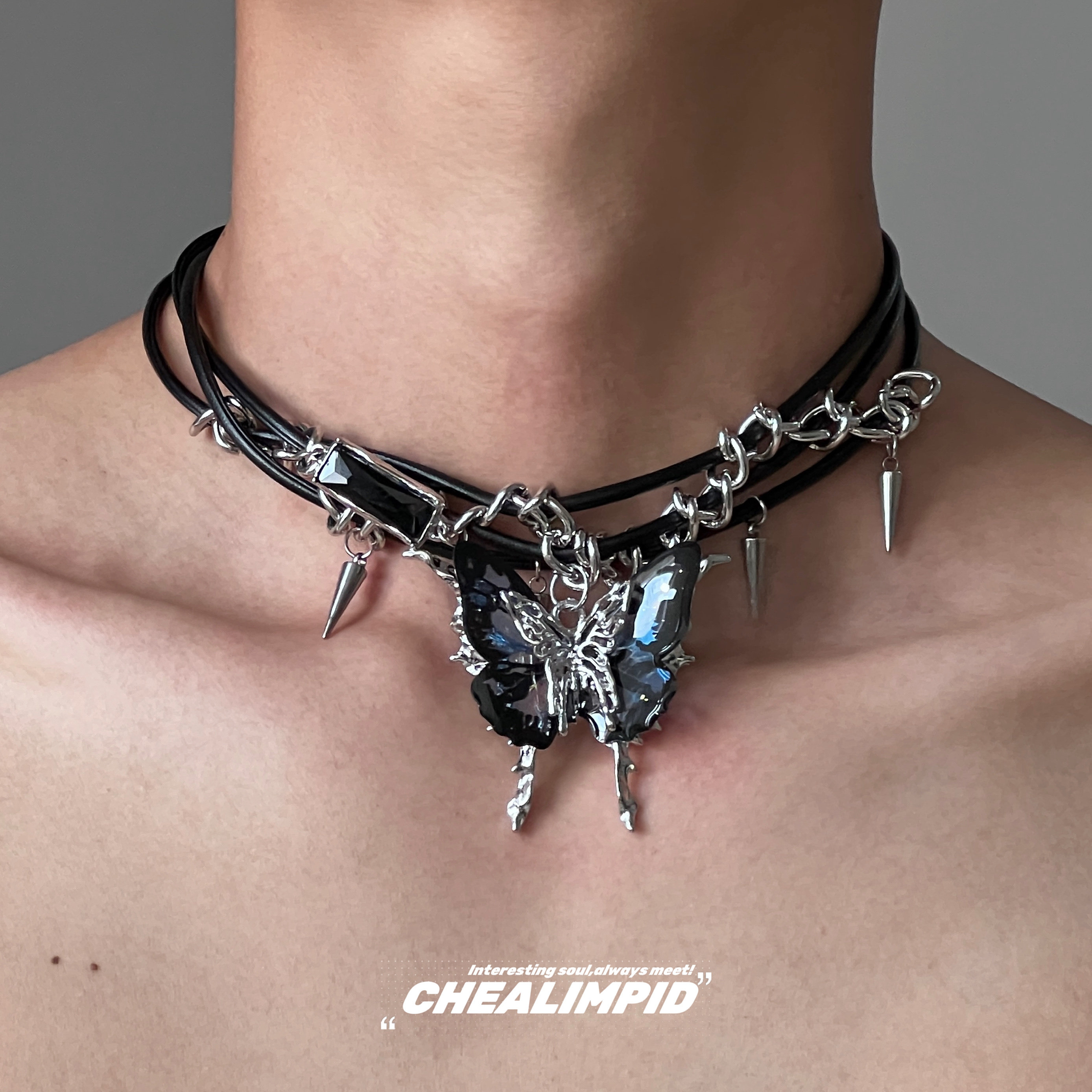 蝴蝶吊坠链条缠绕设计项圈皮革女