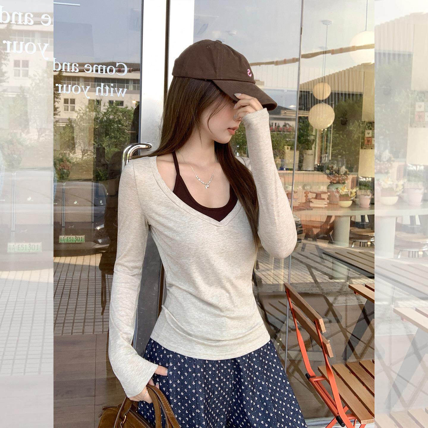 深圳市潮牌美衣服饰有限公司燕麦色辣妹修身V领长袖打底衫女2025
