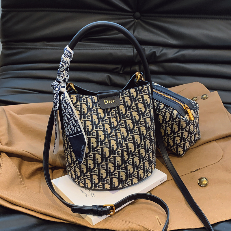 今年流行高级感刺绣老花水桶包包女式2025新款小众手提单肩斜挎包