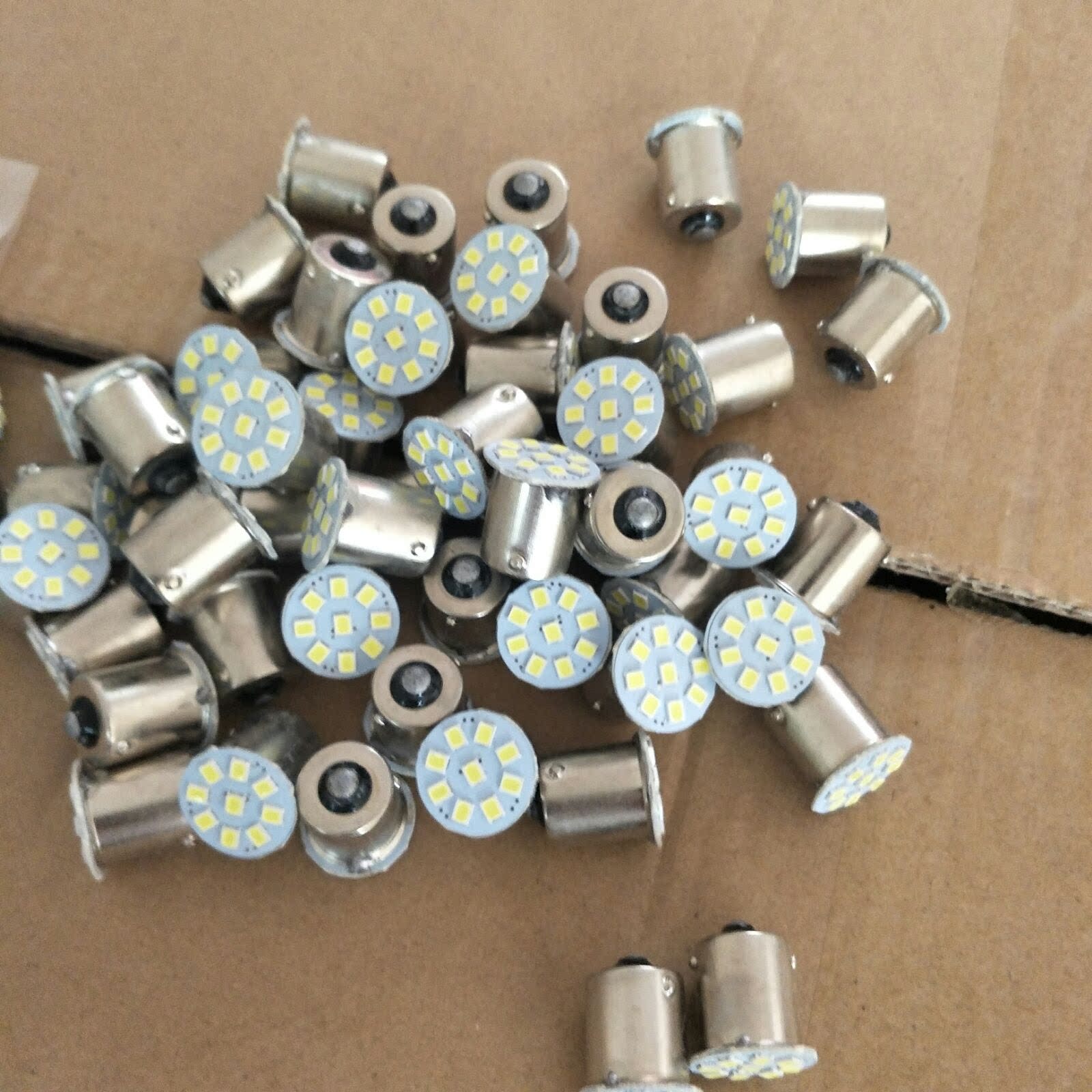 12V24V 슈퍼 밝은 LED 전구 2405 스티어링 전구 플랫 앵글 전구 단일 꼬리 자동차 트럭 수정 된 빛