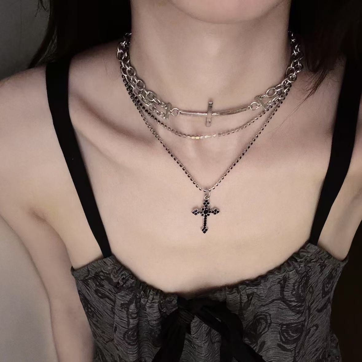 暗黑Y2K亚比少女叠戴十字架项链哥特风辣妹配饰甜酷锁骨链颈链潮
