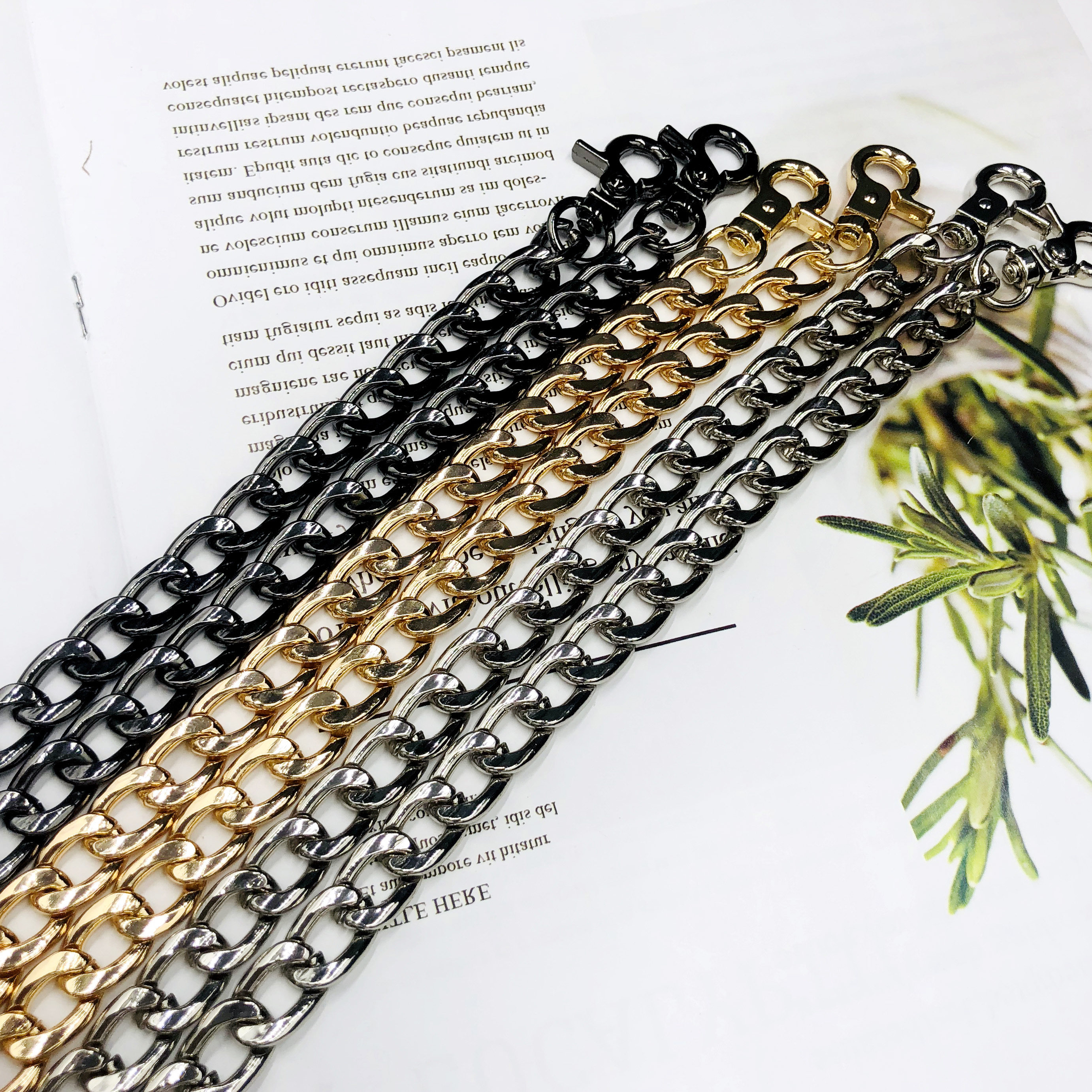 手作小巧女包链条五金斜跨包金属