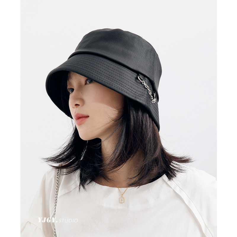 pu皮质链条装饰渔夫帽女韩版百搭小檐盆帽逛街时尚帽子秋冬日系潮