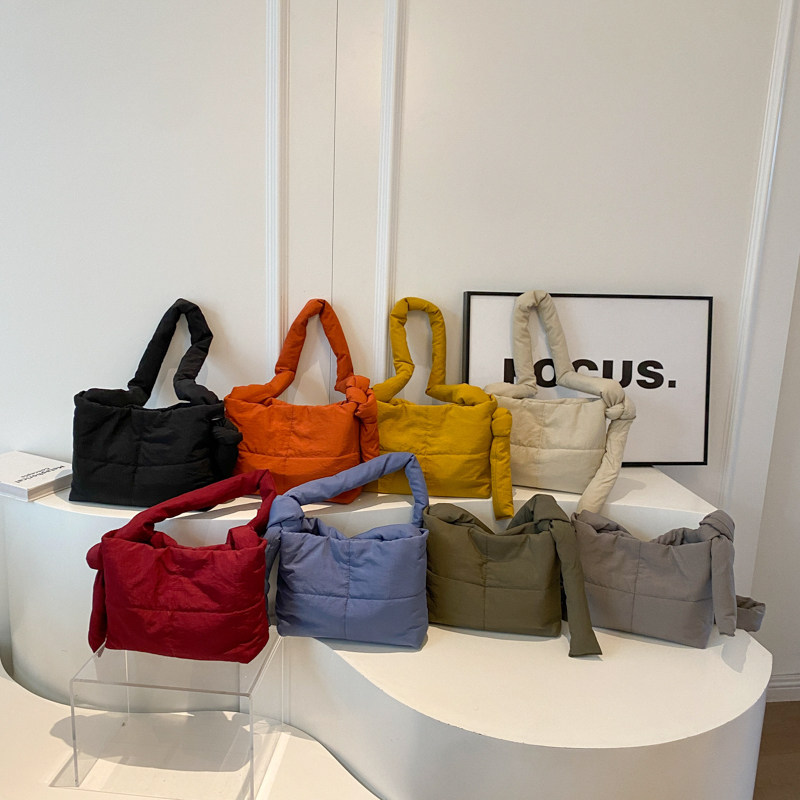 2024新款气质感时尚设计单肩斜挎包潮流复古简约质感大容量棉服包