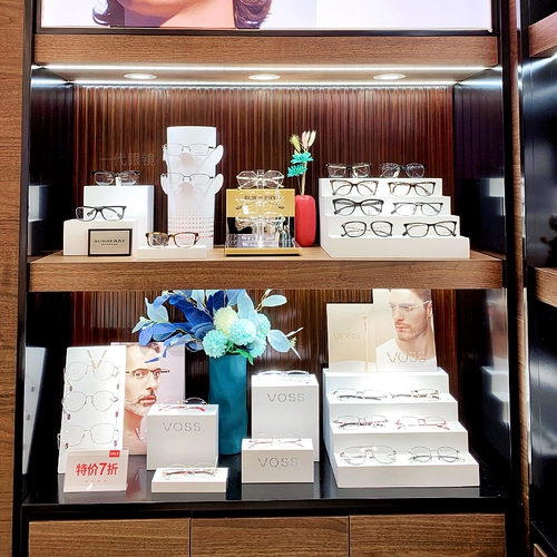 Белый стенд, солнцезащитные очки