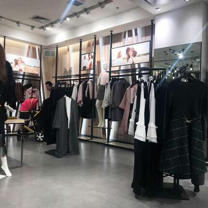 女装店货架服装展示架落地式上墙吊架陈列架侧挂衣架天地柱AA立柱