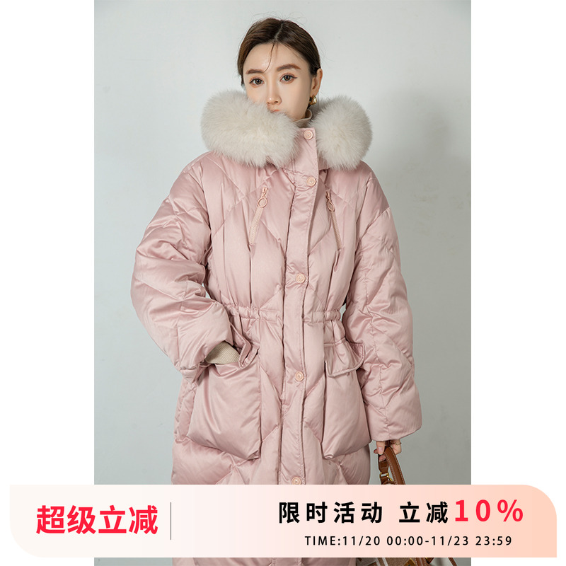 藕粉色中长款狐狸毛领羽绒服