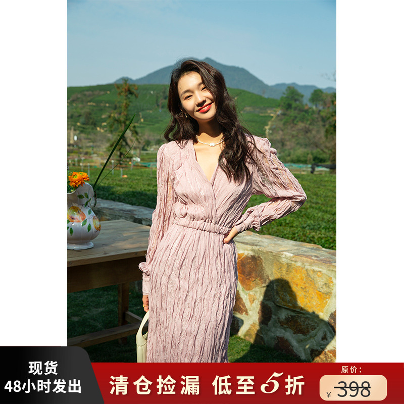 法式温柔风重工褶皱粉色连衣裙