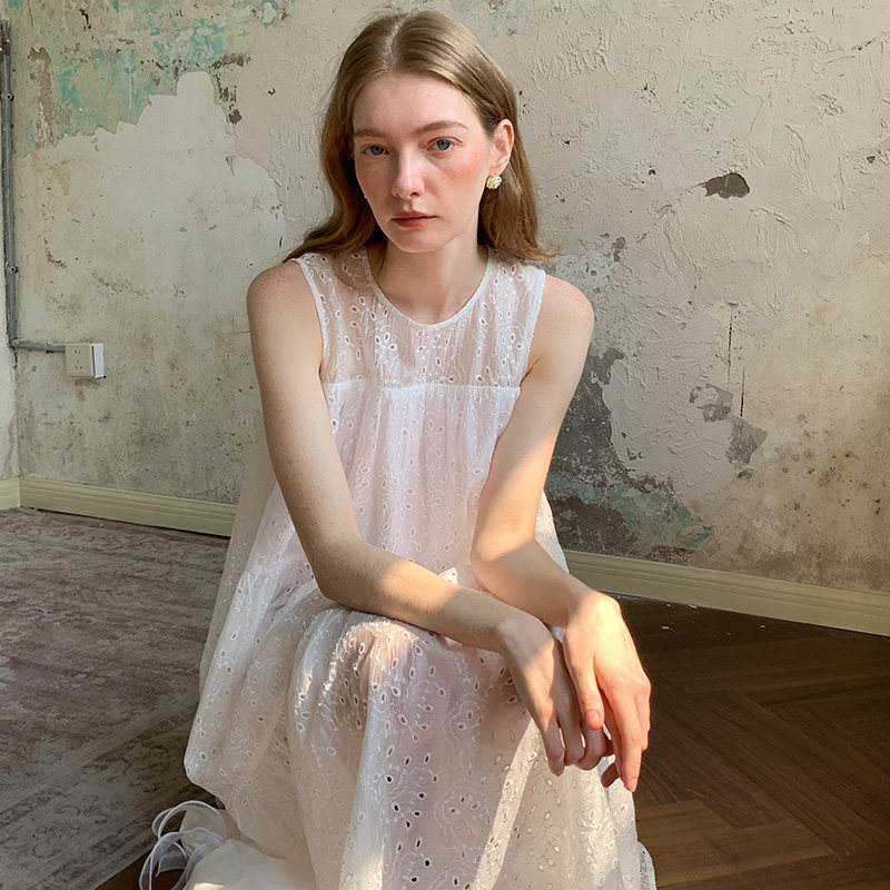 白色蕾丝镂空无袖连衣裙女夏长裙