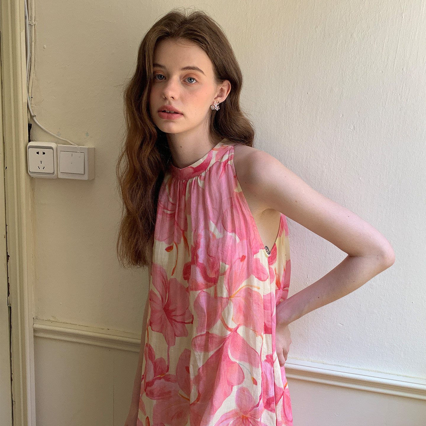 法式绝美粉色挂脖无袖连衣裙女夏