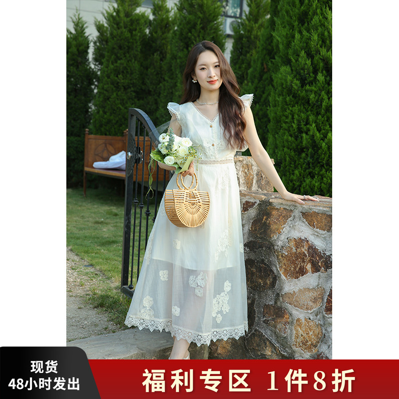 法式A字裙V领镂空刺绣连衣裙
