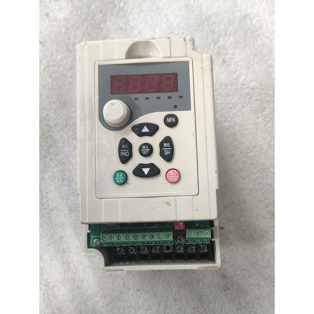 安川变频若器D1M-0.75S2-1A0.75KW 议价