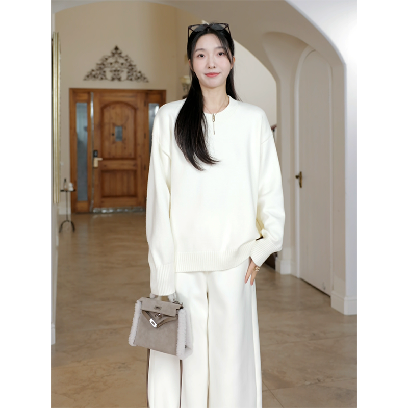 郭九九呢 简约基础百搭宽松显瘦圆领毛衣秋冬新品上衣加绒弯刀裤