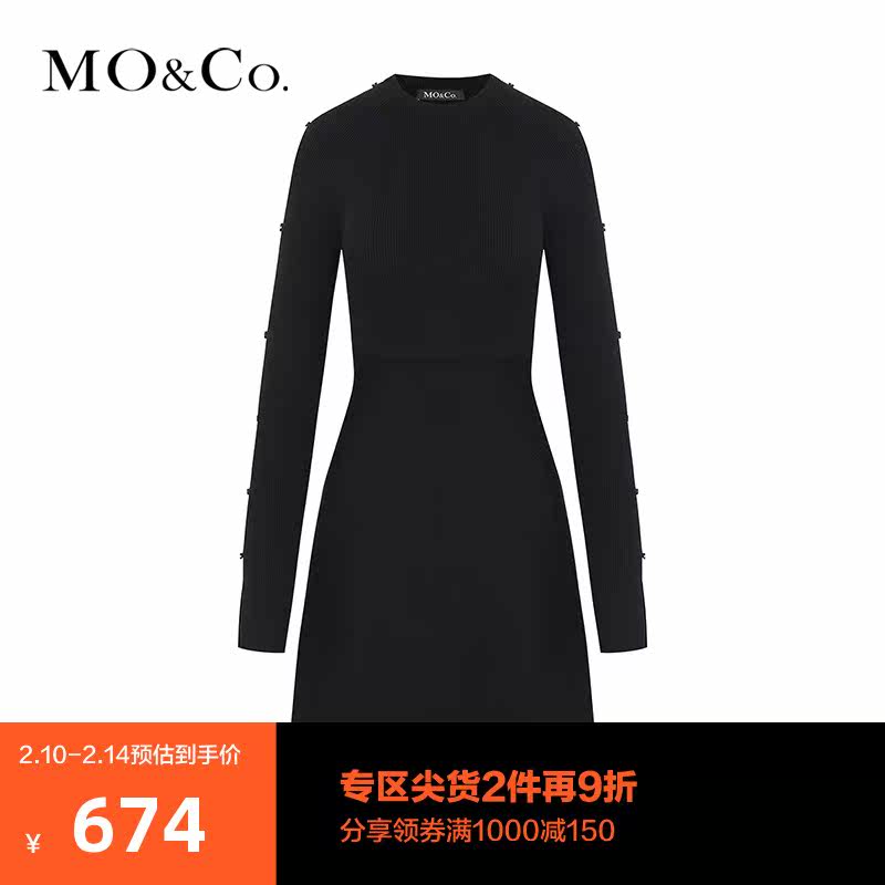 小黑裙MOCO冬新品A摆收腰纽扣镂空针织连衣裙小妖精裙 摩安珂