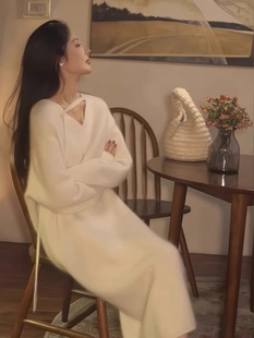 白色针织连衣裙女春秋配大衣的内搭高级感御姐风情万种裙子毛衣裙
