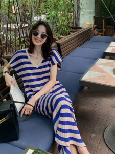 条纹v领绝美连衣裙2025新款女秋季茶歇裙休闲中长款直筒短袖t恤裙