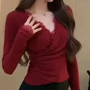 红色交叉蕾丝拼接内搭打底衫女2025秋冬纯欲收腰褶皱长袖V领小衫