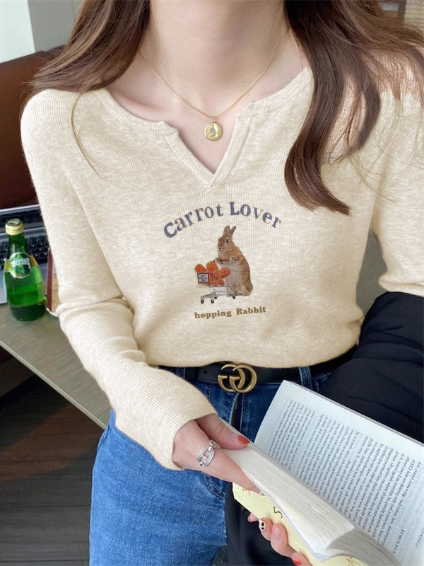 奶茶色V领针织下装衬衫女式秋季新款修身时尚设计印花长袖t恤上衣