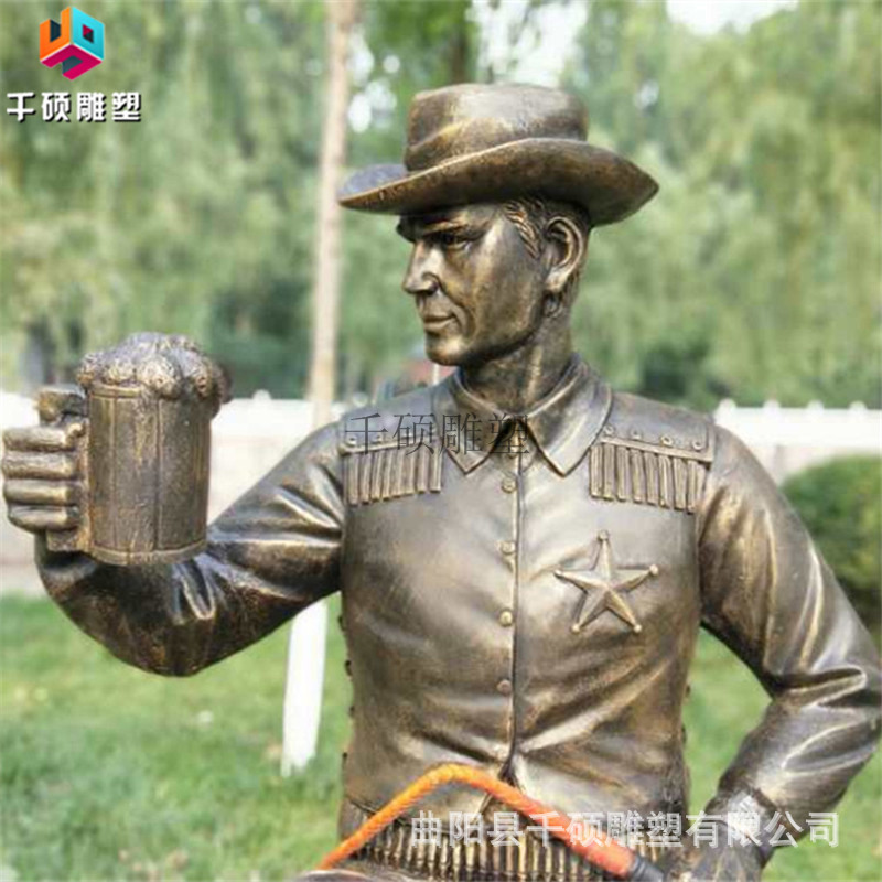 玻璃钢仿铜喝酒人物雕塑户外步行街酒吧门口装饰品创意雕塑摆件