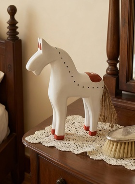 白色木质小马桌面收纳摆件