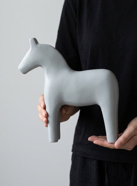 简约小马造型灰色桌面装饰摆件