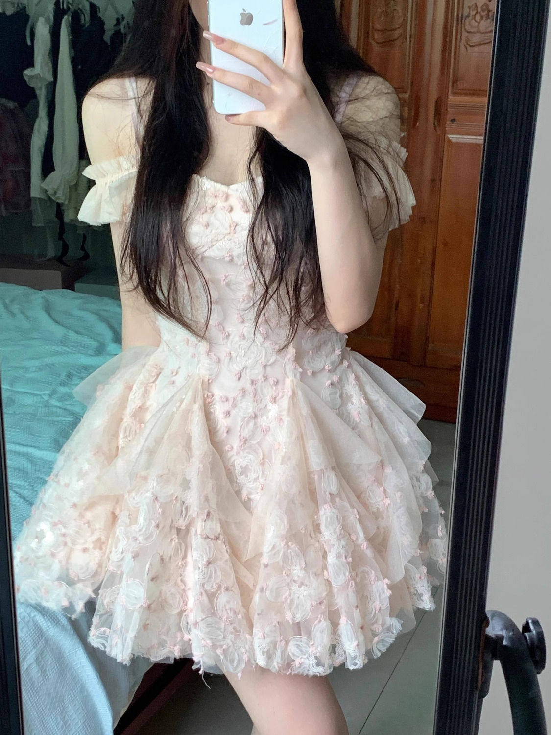 白茶甜心纯欲辣妹少女感飞飞袖短裙重工毛球收腰连衣裙夏季新款