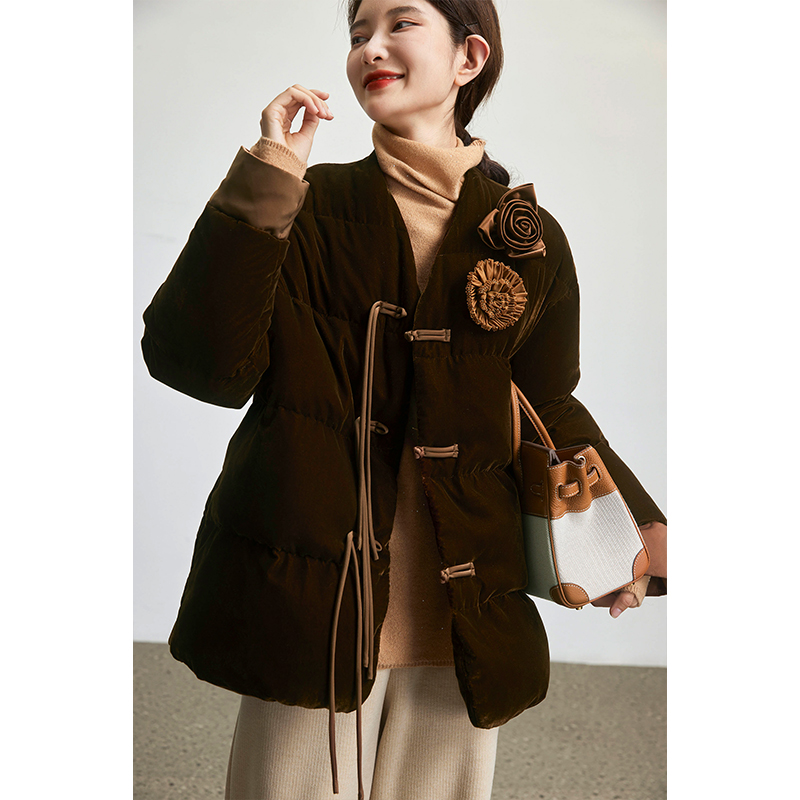 素木时尚丝绒盘扣羽绒服女2023年秋冬新款V领上衣欧洲站大码女装