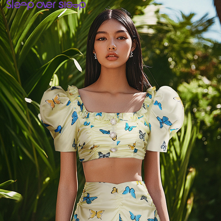 Sleep Over Sleep蝴蝶印花弹力缎抽褶荷叶边泡泡袖短上衣半裙