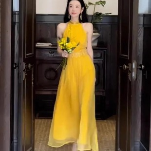 海边度假沙滩裙亮丝皱蕾丝拼接设计挂脖连衣裙女神大摆长裙女夏潮