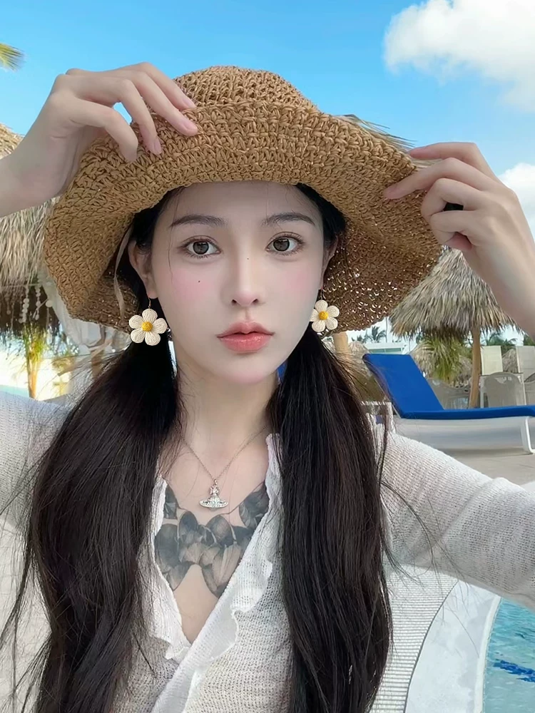Small design earrings, flowered, high-end, bright catchy style