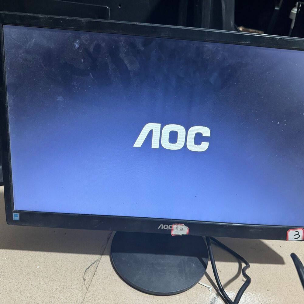22寸AOC显示器、有4个、为。