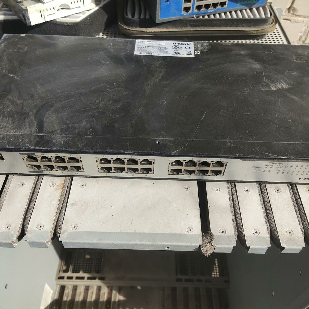 网络交换机  DGS-  1224T 带两个光口 需