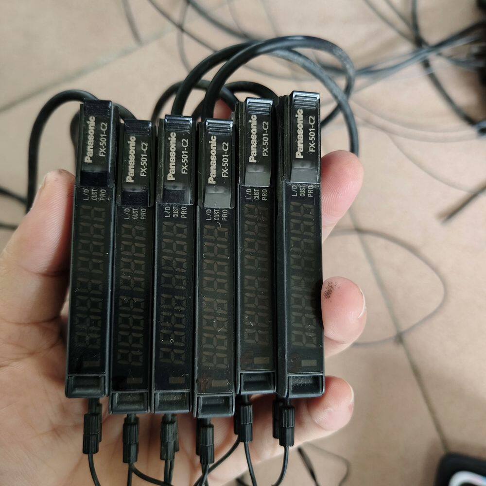 光纤放大器FX-501-C2 带光钎棒。如图