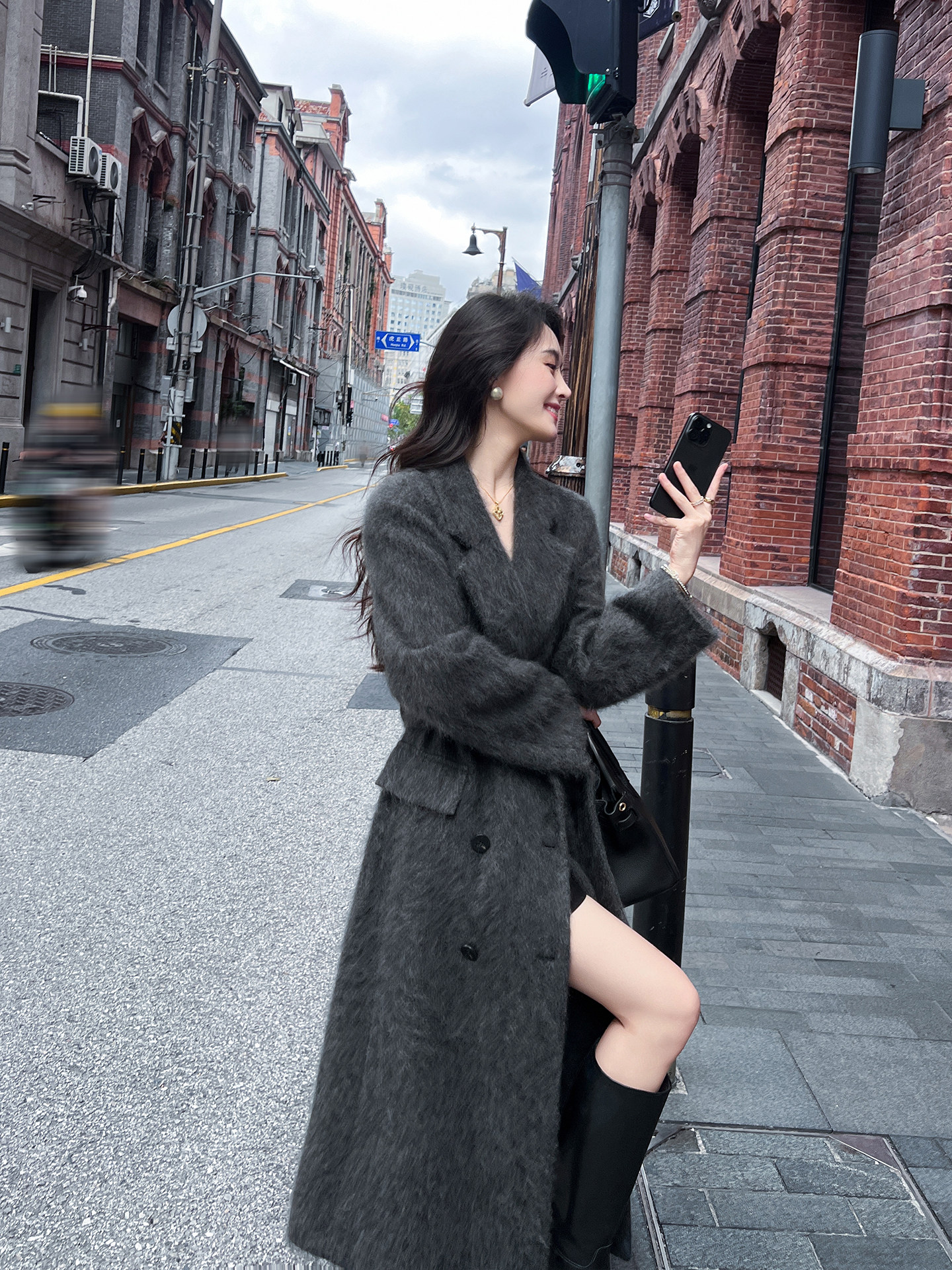 高级灰色拉毛羊绒大衣女2025冬季新款韩版设计感宽松气质毛呢外套