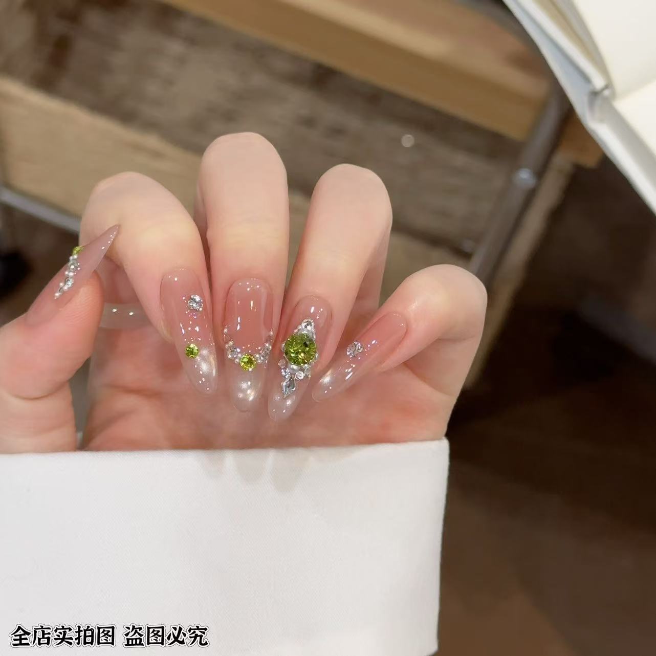 三月兔爆闪绿满钻手工穿戴甲
