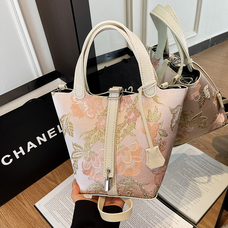 手缝三八节公司活动斜挎手提包