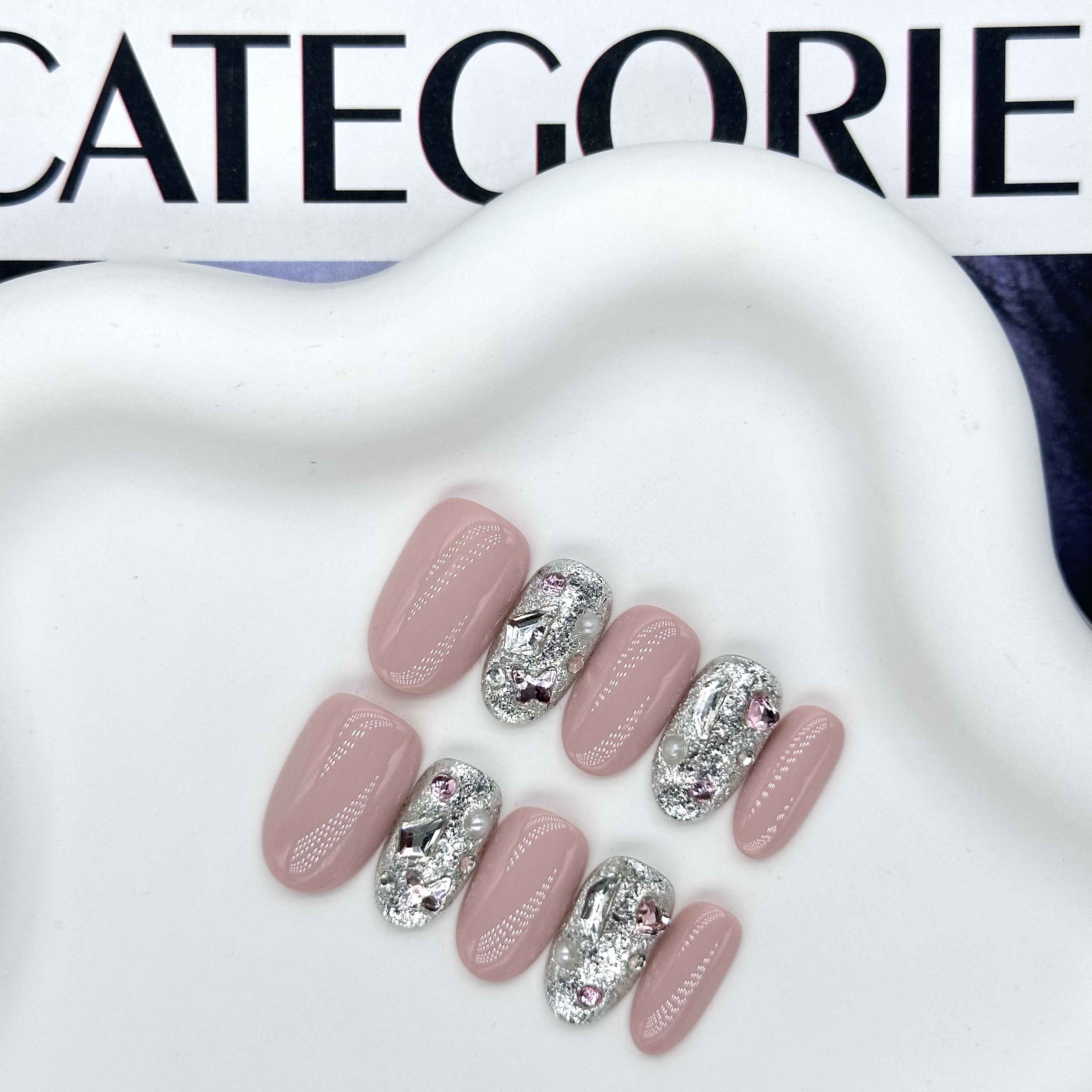 【粉星落】简约温柔通勤百搭穿戴甲豆沙粉显白爆闪镶钻手工美甲