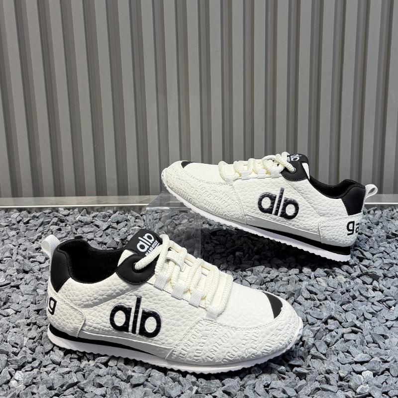 2025冬季新款时尚百搭平底板鞋