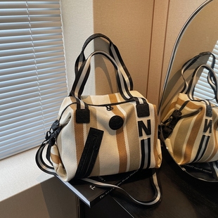 2025年新款时尚短途手提旅行包女轻便单肩出行旅游小型行李收纳袋