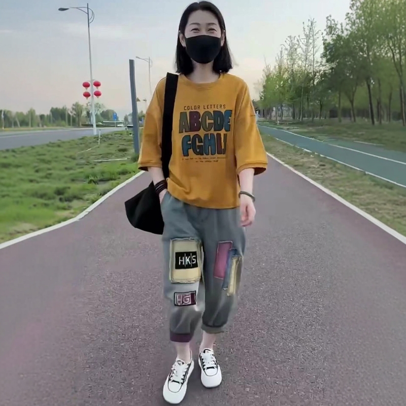 时尚两件套装女2025年夏季新款字母印花T恤+薄款水洗牛仔哈伦裤潮