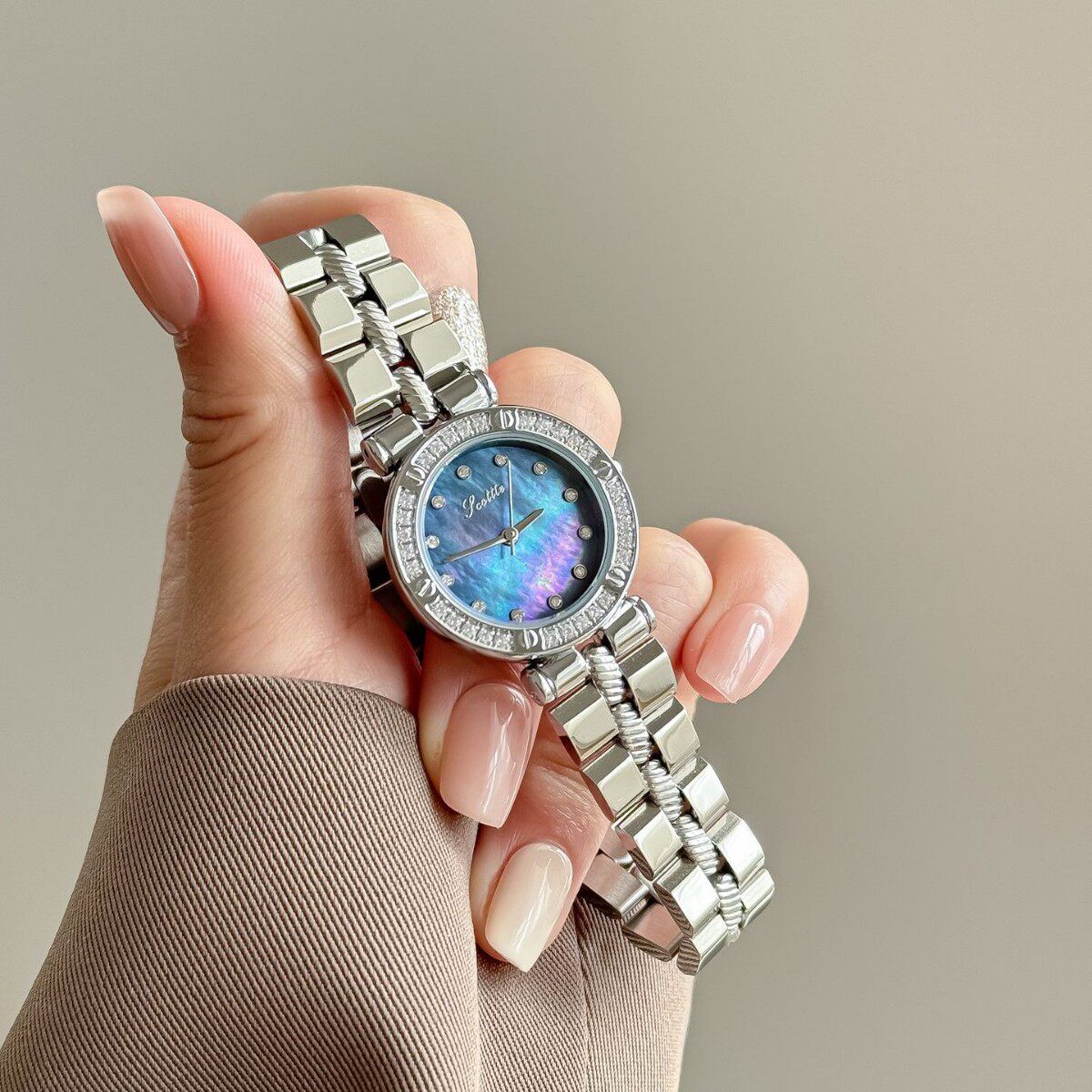 诗高迪防水韩版轻奢潮流时尚女士防水镶钻贝母面镶钻实心钢带腕表