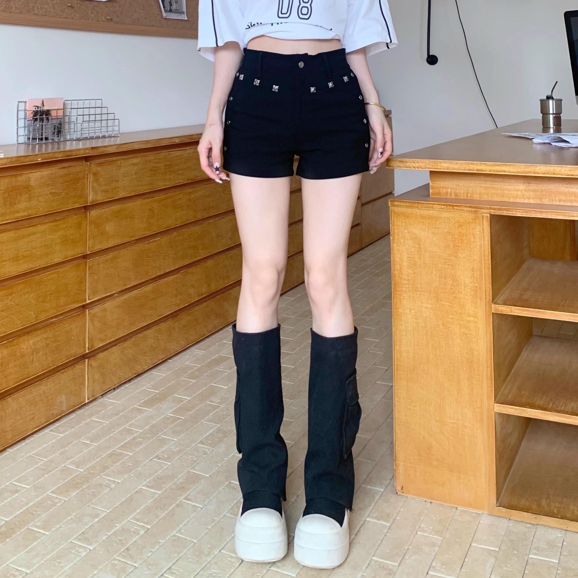 夏季黑色铆钉a字包臂热裤女