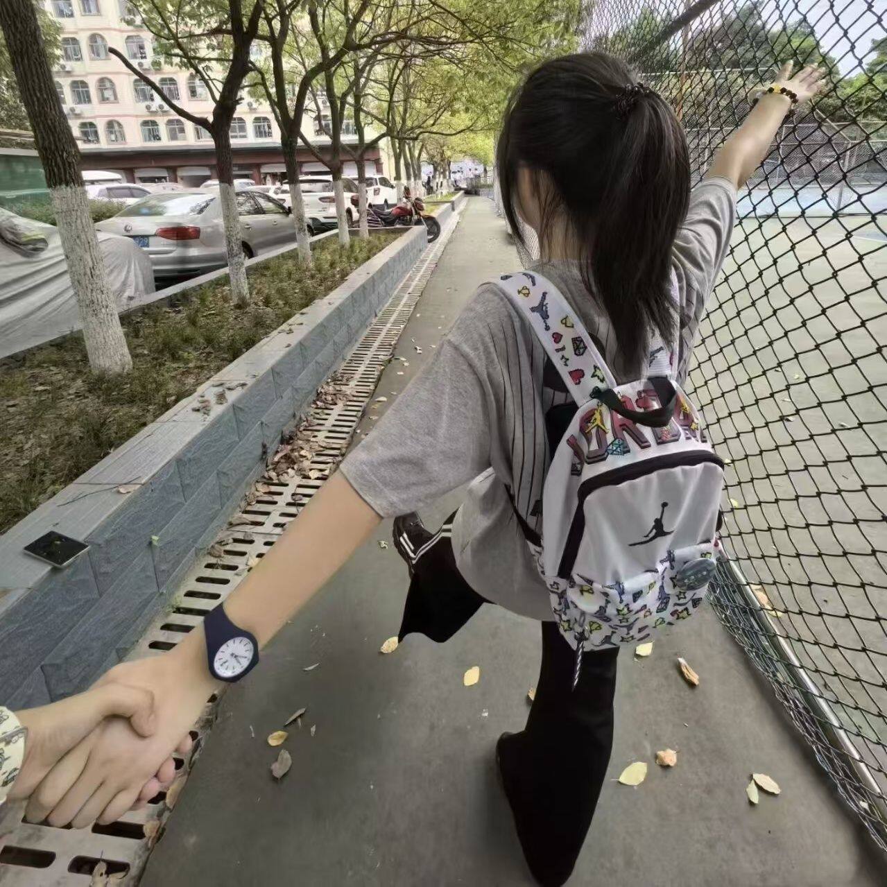 初中女生混的人书包新款双肩包大容量运动包背包学生书包男女情侣