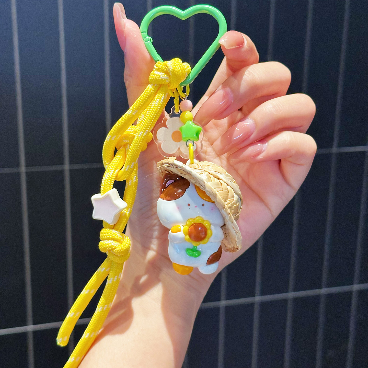 NewToys 可爱治愈草帽捧花三花猫咪公仔情侣车钥匙扣男背包挂件女