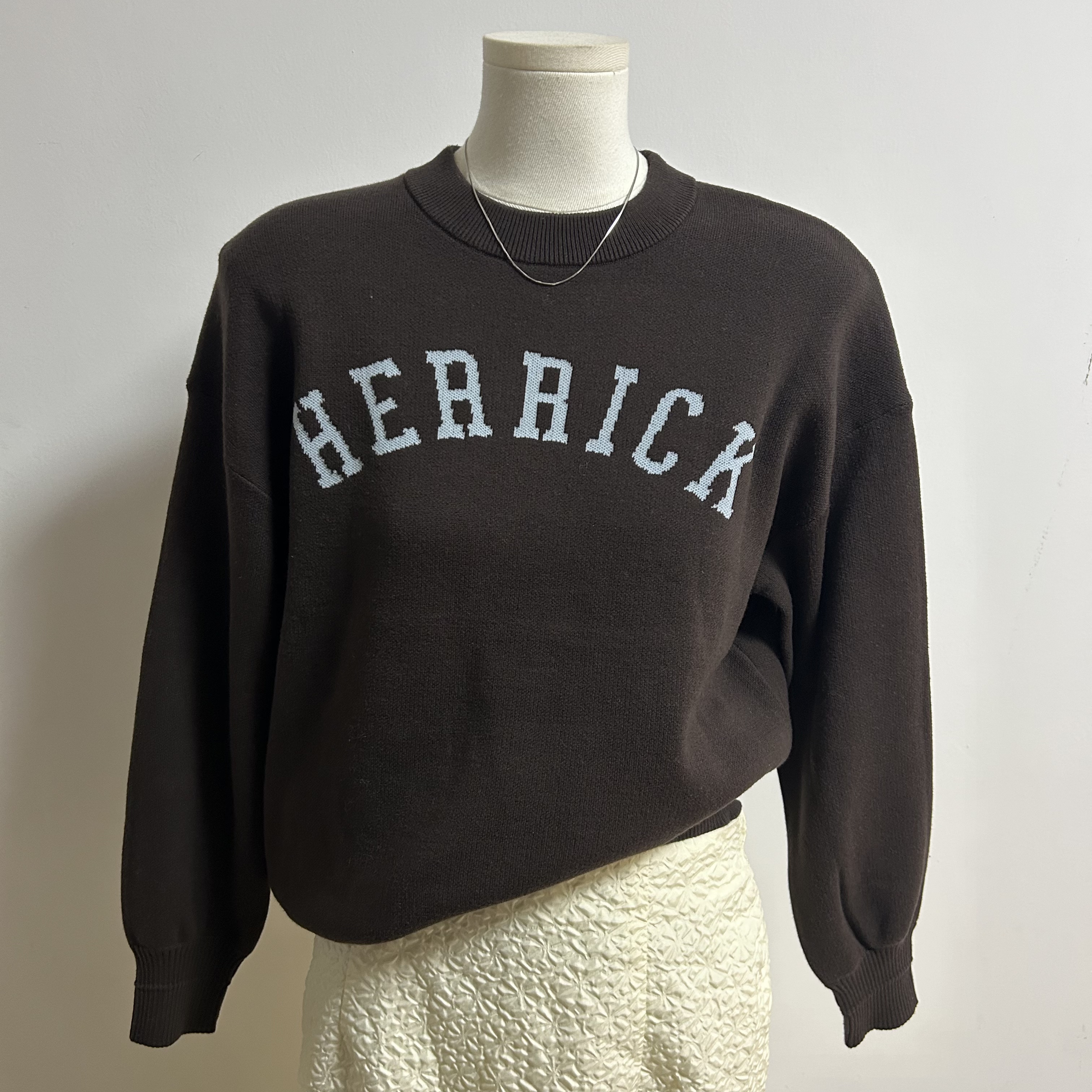 日单贵牌春季新款学院风字母印花休闲百搭圆领长袖棉混纺毛衣