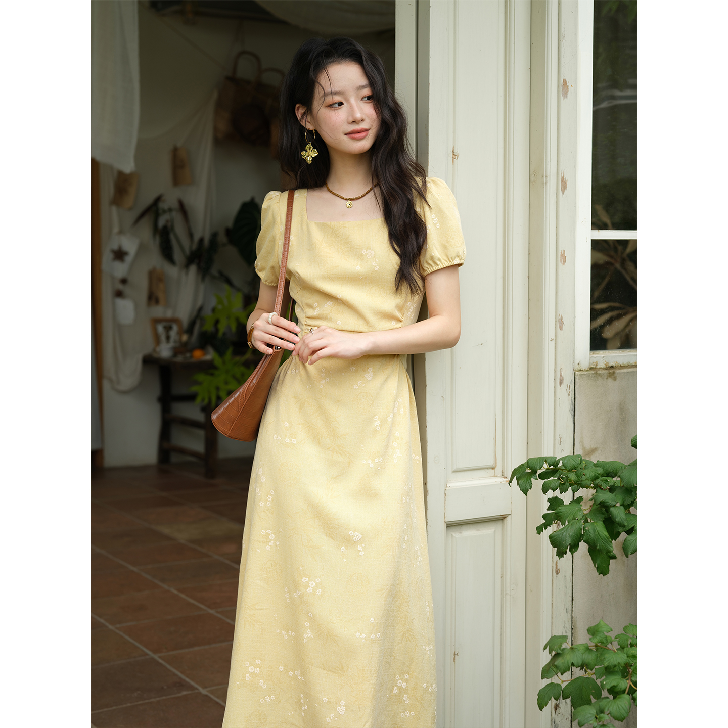 谜秀姜黄暗纹竹叶提花国风连衣裙女2025夏季泡泡袖月牙褶显瘦裙子