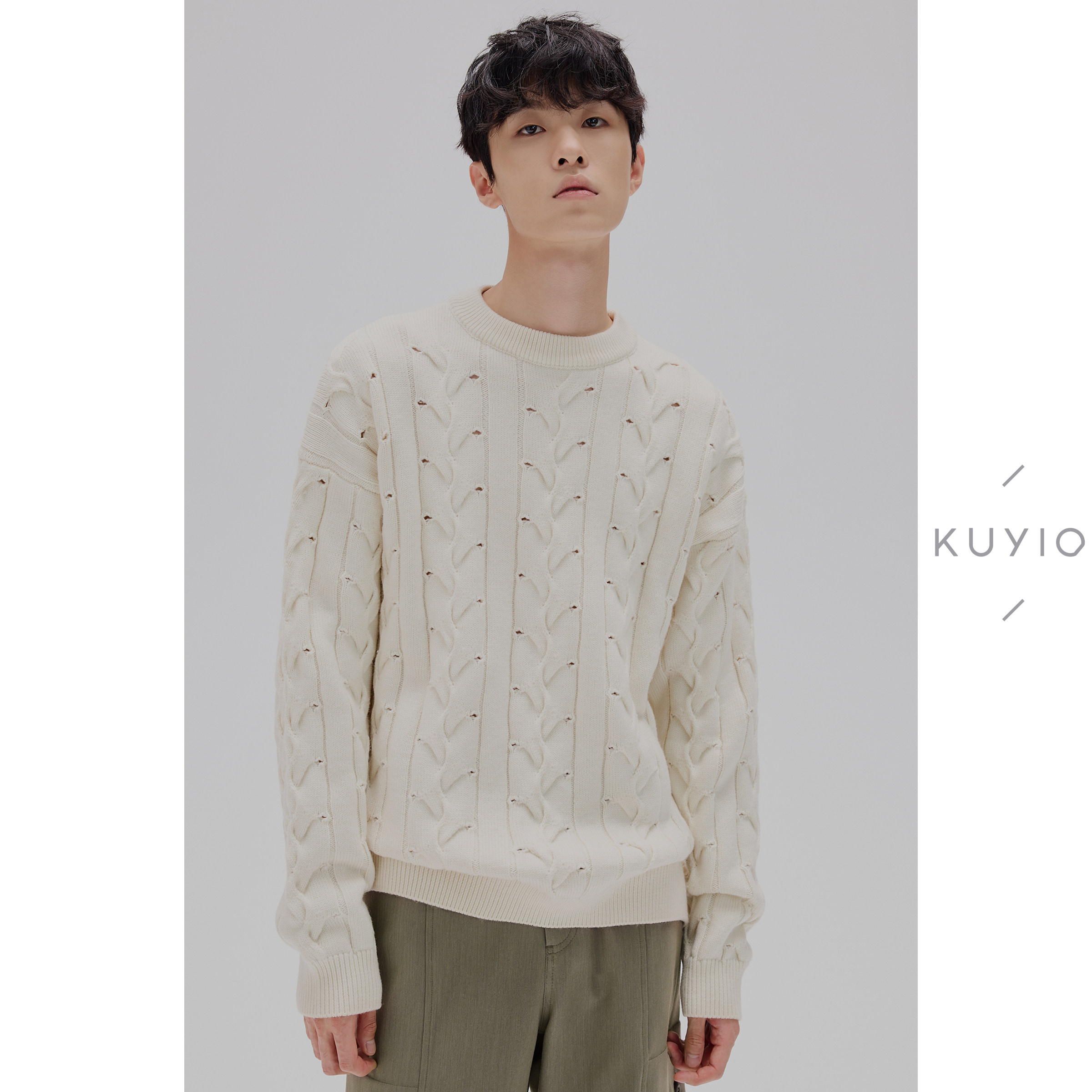 KUYIOU/慵懒麦穗提花肌理 羊毛混纺下摆纽扣开叉圆领针织毛衣男