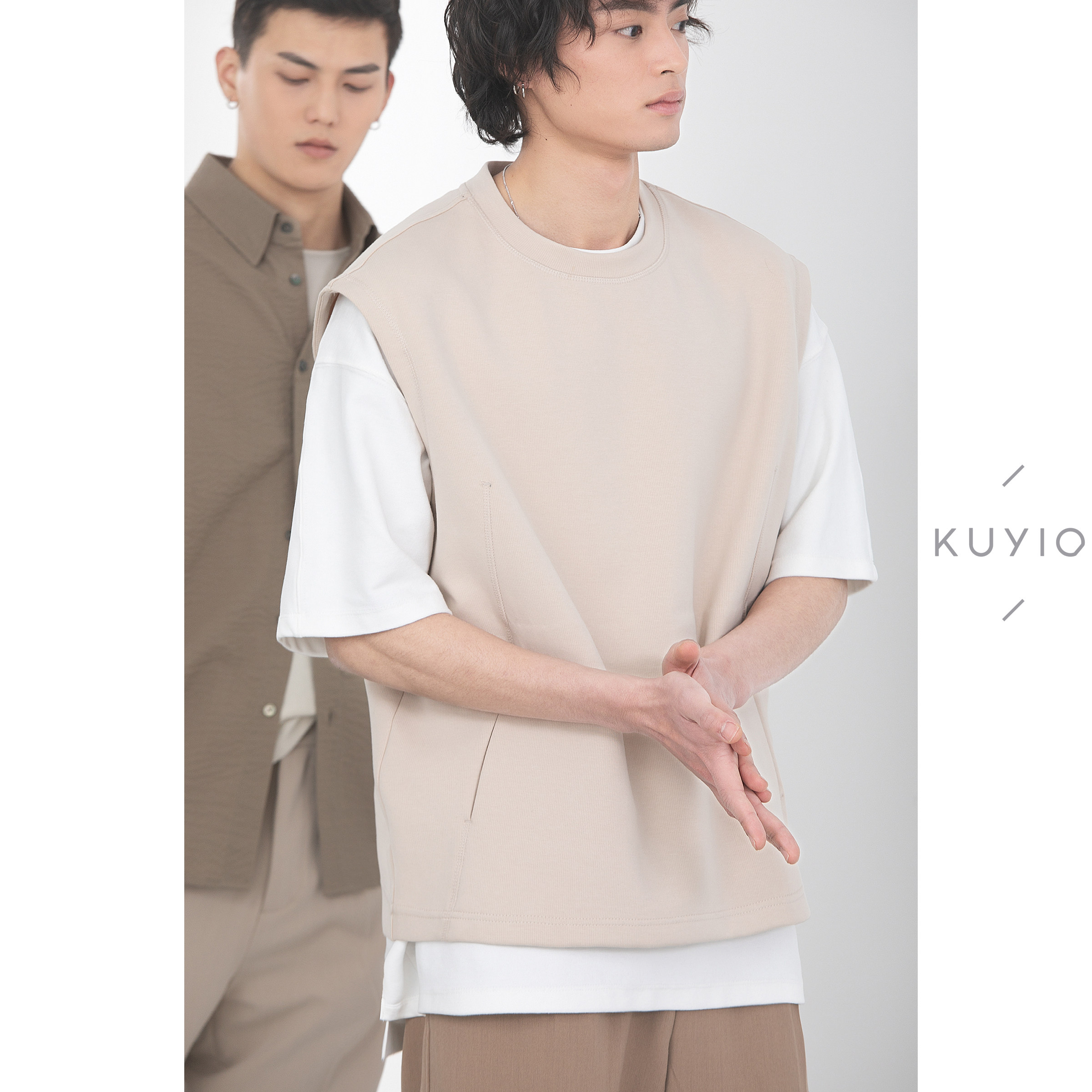 KUYIOU/肌理感空气层针织 侧插袋微宽松外穿挺廓太空棉背心马甲男