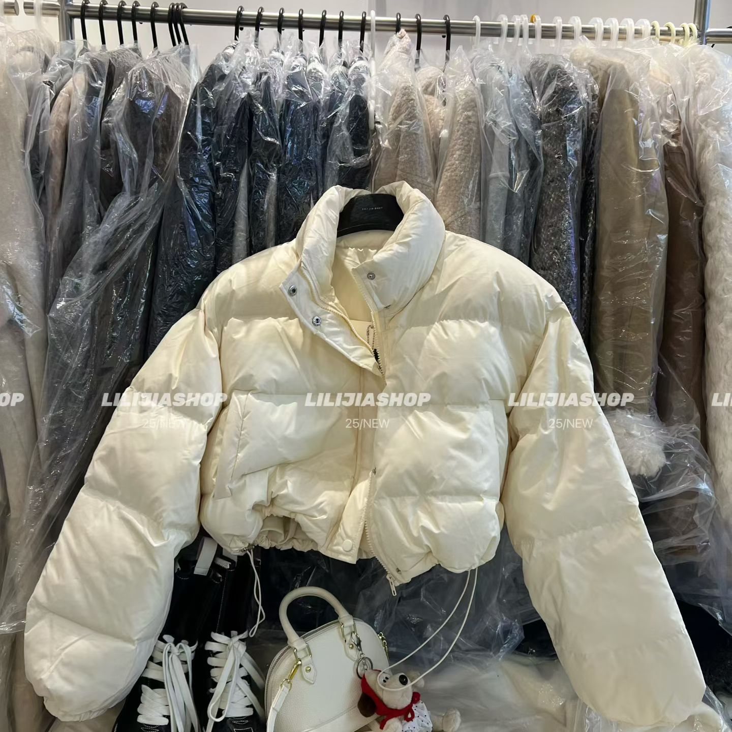 米色独特别致立领面包羽绒服