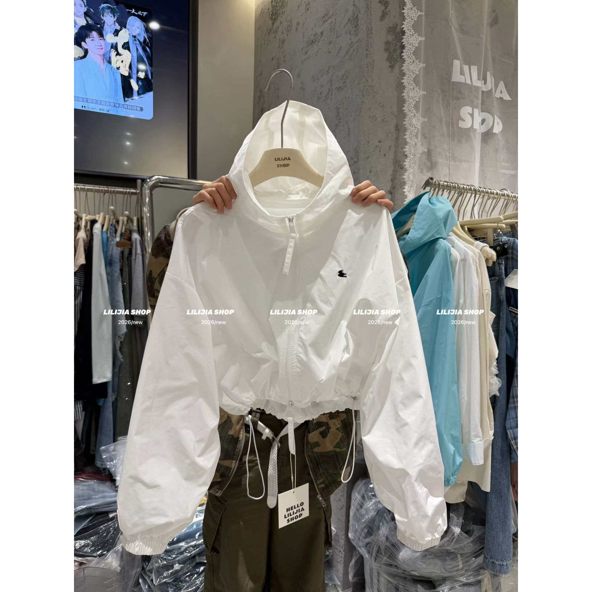 2026春夏新款白色拉链连帽防晒外套女洋气百搭抽绳小款设计感外套